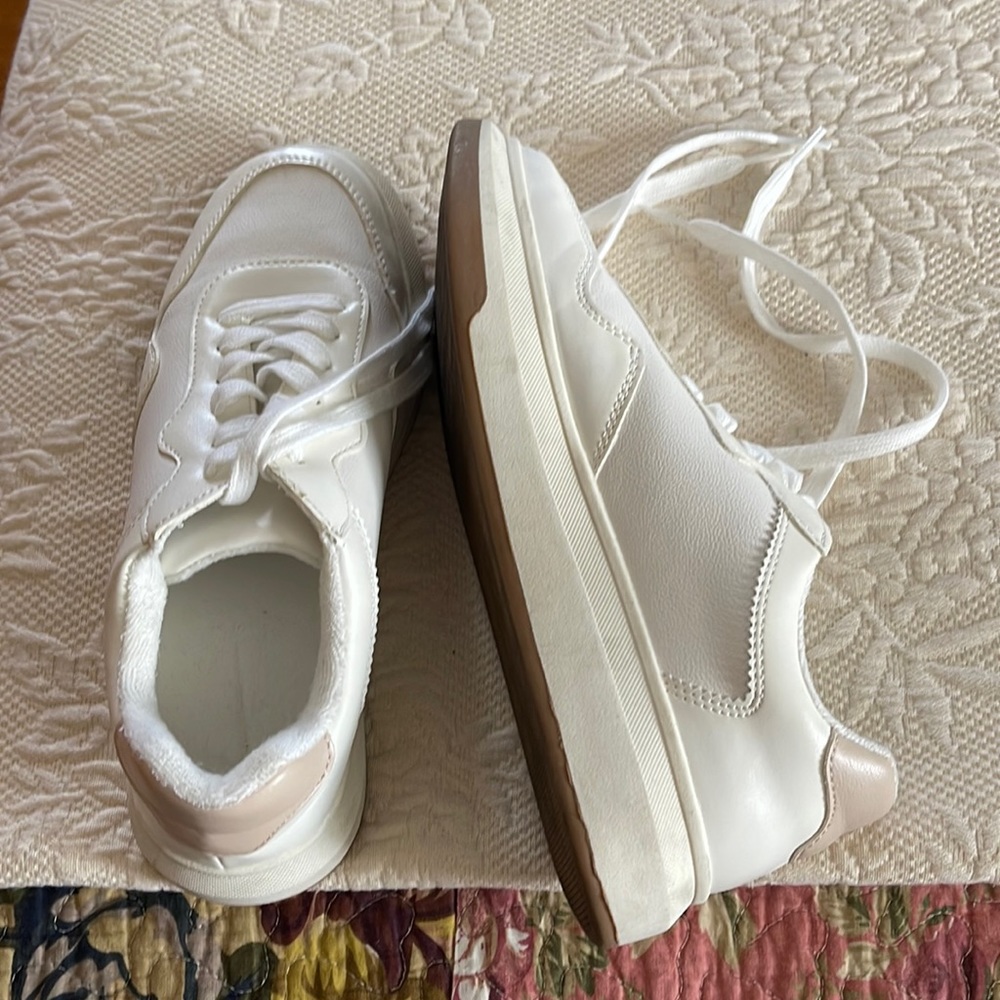 Universal thread sneakers